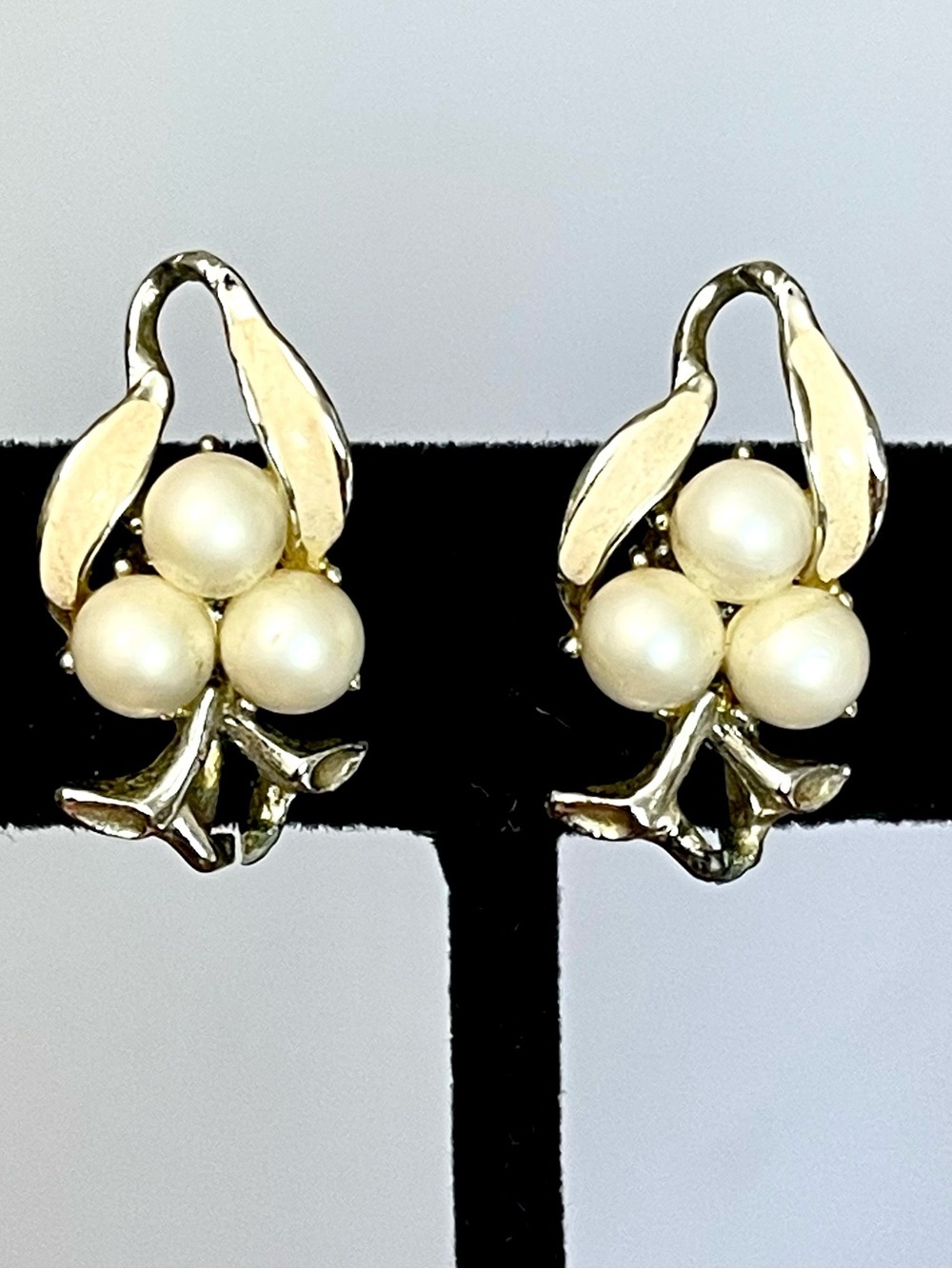 Vintage 1950s Faux Pearl Cluster Screw Back Earrings Silver Tone MCM Retro Chic